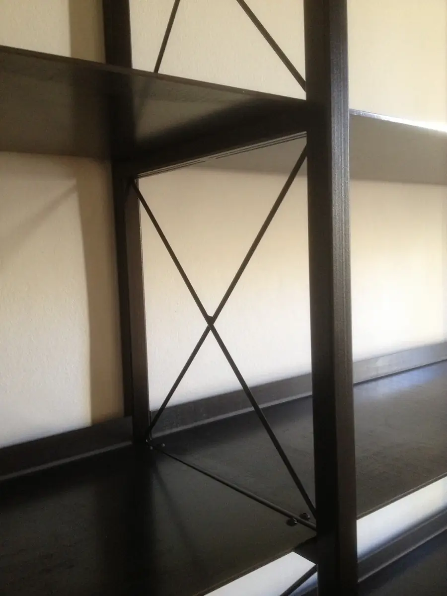 Estantería de acero negro con tirantes en cruz
