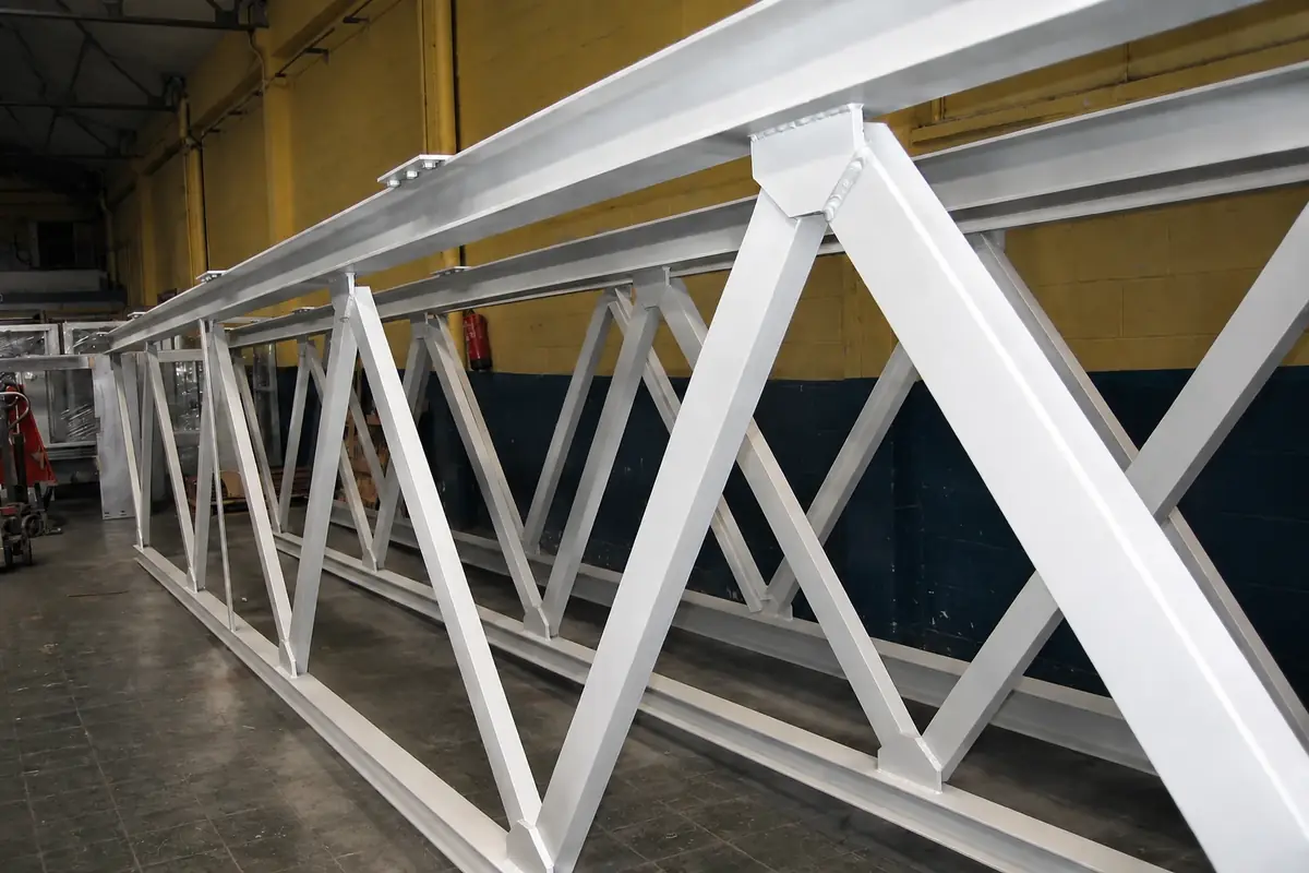 Celosía metálica industrial lacada en blanco